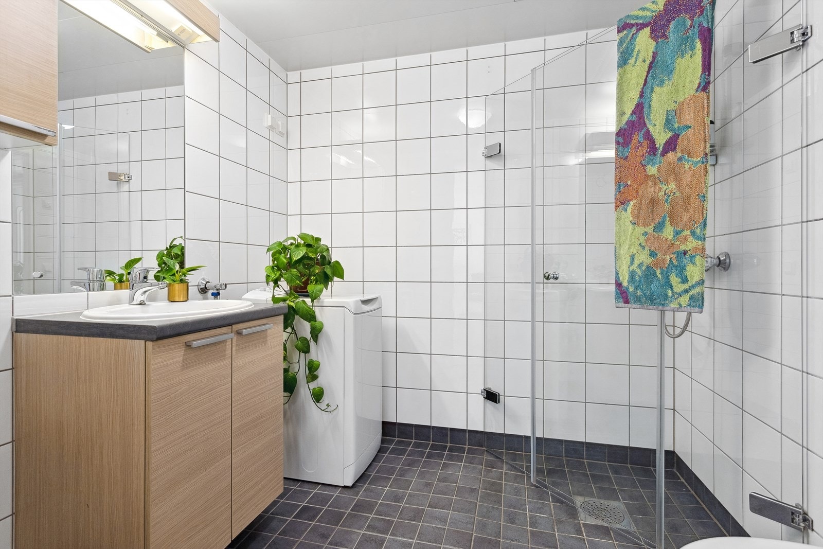 Lekkert bad med flislagte vegger og gulv med varmekabler. Galleribilde