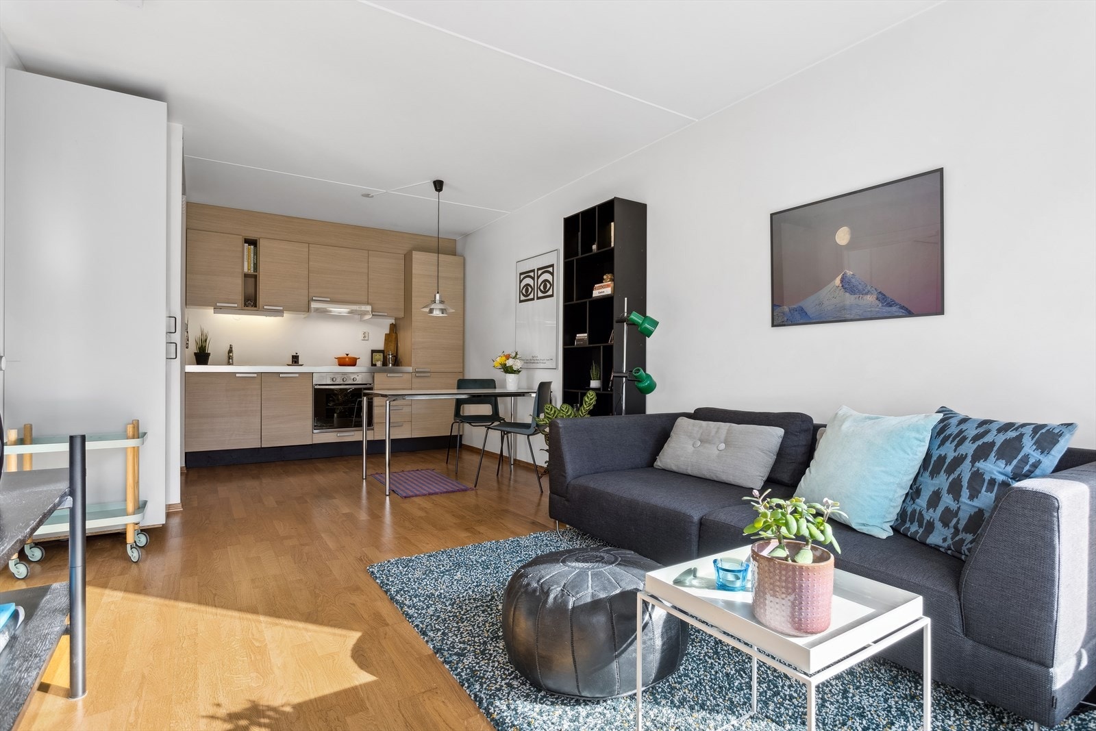 Lyst og praktisk kjøkken i åpen løsning med stuen som gir en luftig romfølelse. Galleribilde