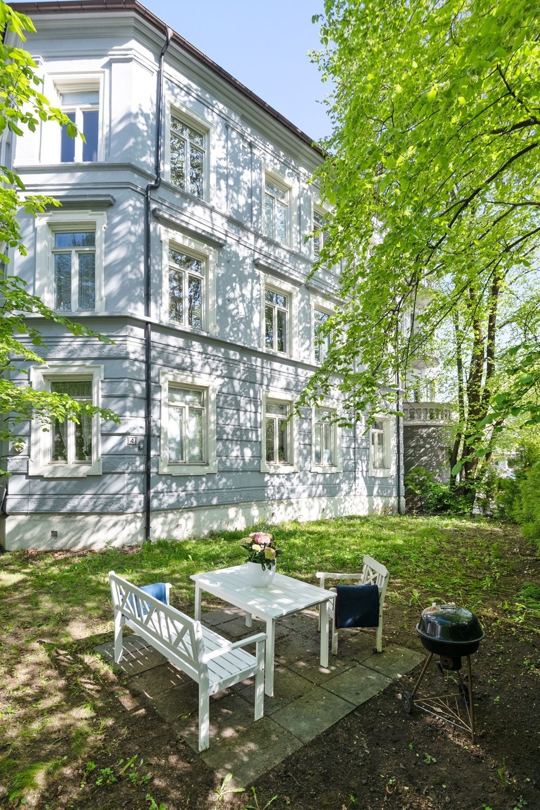 Felles hage med sittegruppe og grill Galleribilde