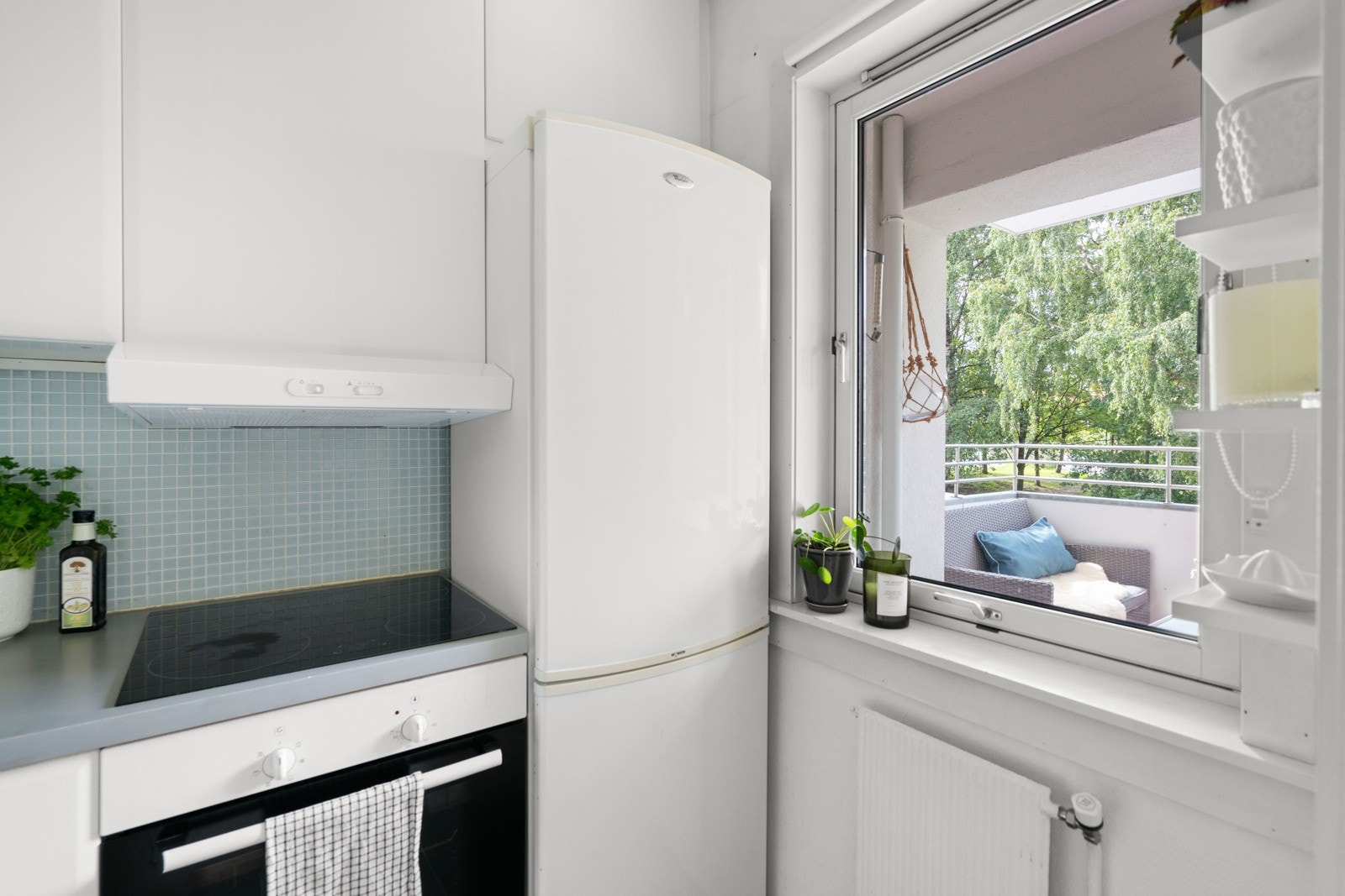 Over stekesone er det kullfiltervife. Langs benken er god plass til matlaging. Galleribilde