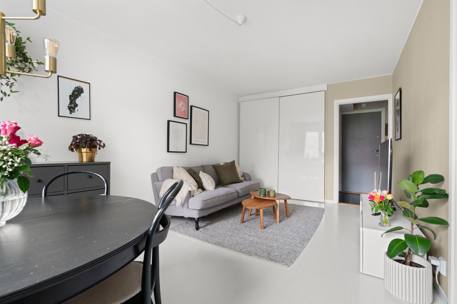 Stuen er innbydene og det er mulighet for å innrede med en sofagruppe. Galleribilde