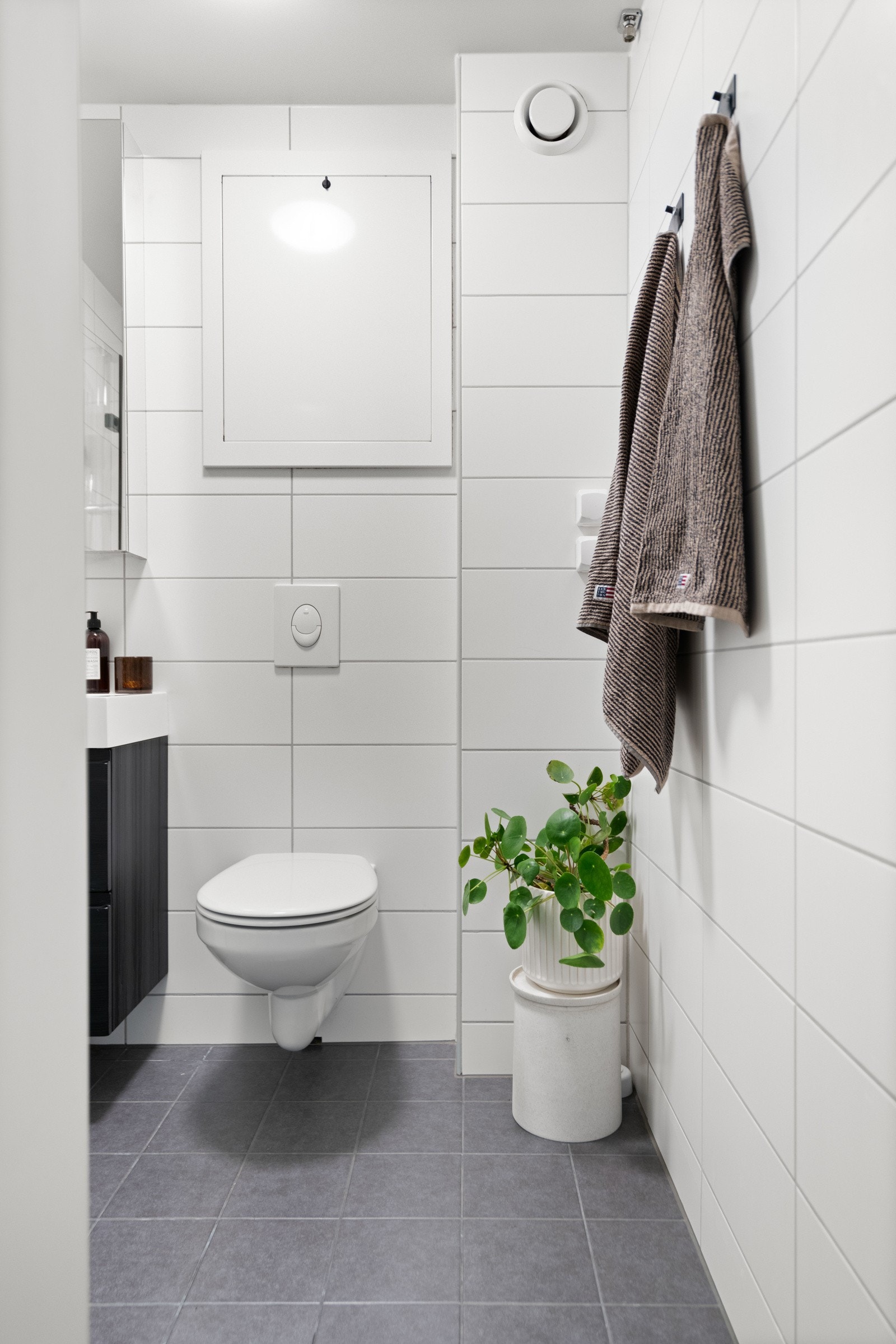 Badet har flislagt gulv med varmekabler og lekre fliser langs veggen. Galleribilde