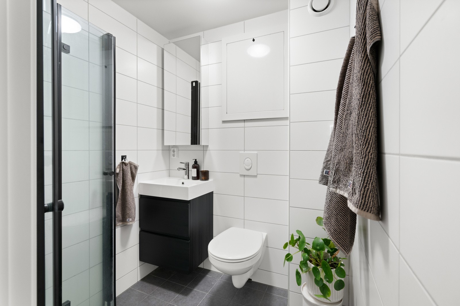 Baderommet ble i 2021 rehabilitert i regi av borettslaget og har et lekkert preg. Det er mulighet for oppbevaring under servant og i sminkespeil. Galleribilde