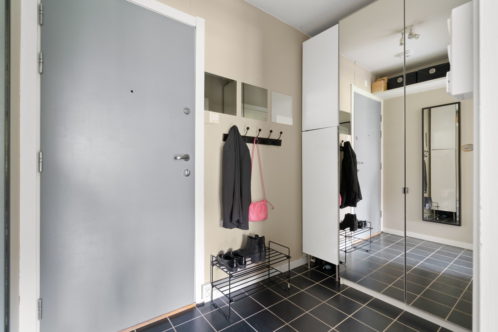 Boligens entre har en praktisk garderobe med plass til yttertøy og sko. Galleribilde