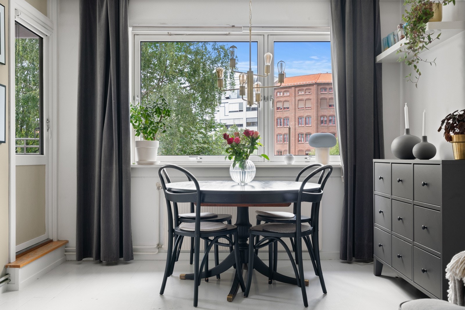 De store vinduene sørger for rikelig med naturlig lys i boligen. Galleribilde