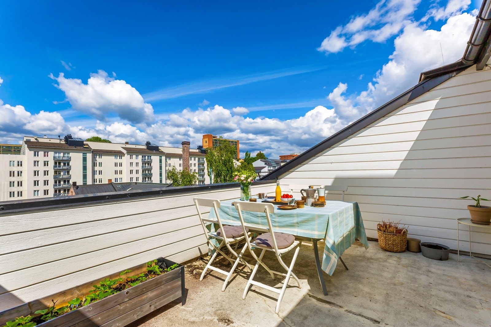 Leiligheten har tilgang til felles takterrasse på 20 m² som ligger rett utenfor leiligheten Galleribilde