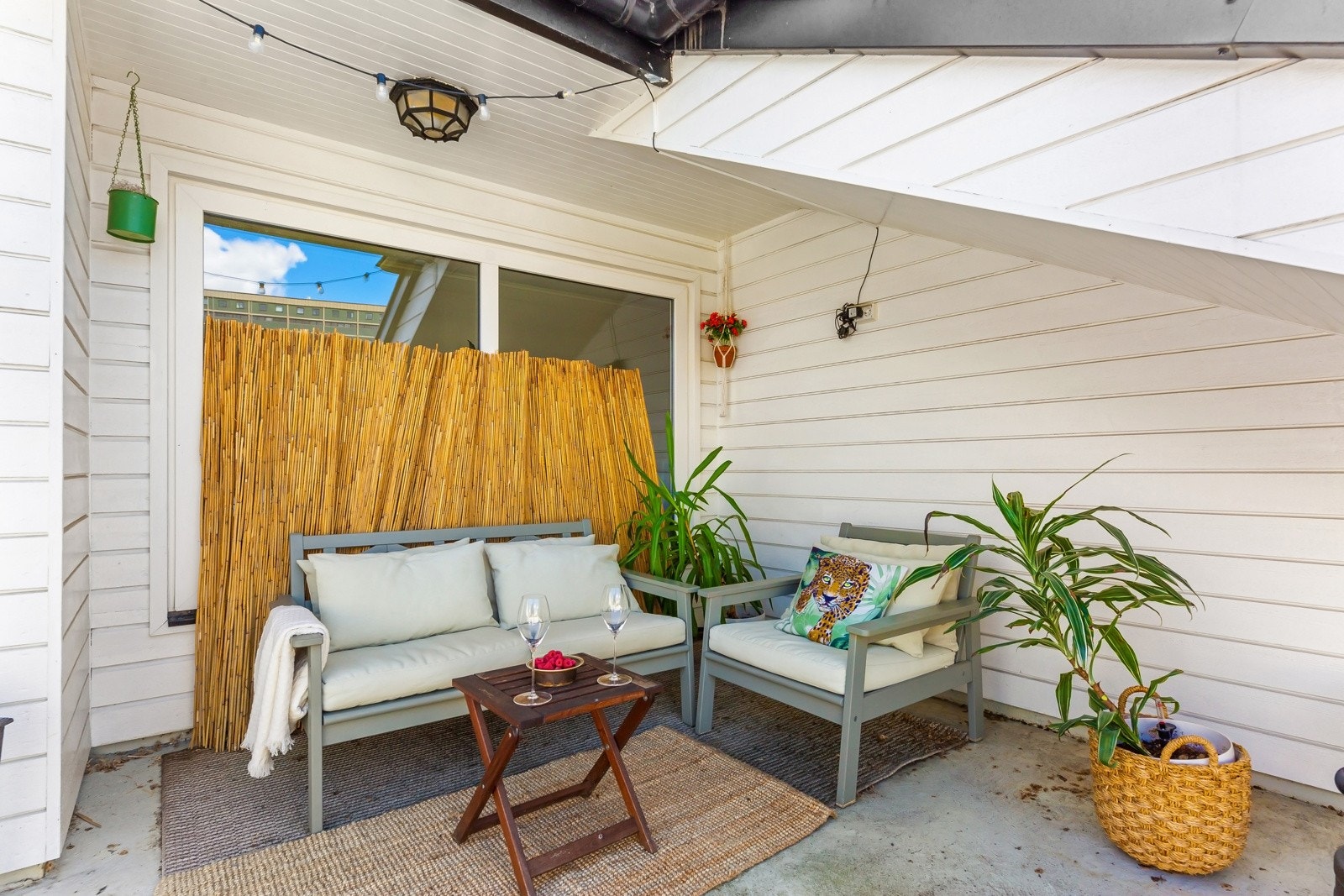 Takterrassen ligger i umiddelbar nærhet til leiligheten og er utstyrt med hyggelig utemøblement Galleribilde