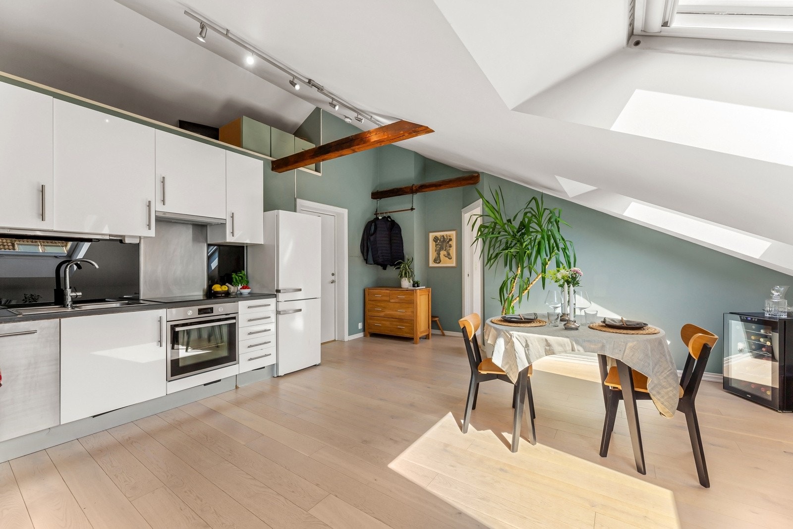 God plass til spisebord i tilknytning til kjøkkenet Galleribilde