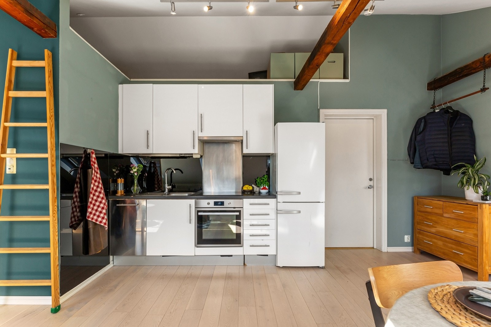 Kjøkken med integrert oppvaskmaskin, komfyr og platetopp Galleribilde