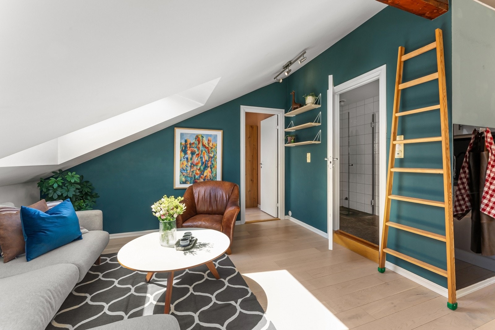 Leiligheten ligger i klassisk bygård som opprinnelig er fra 1894, loftet er innredet med fem leiligheter i 2006 Galleribilde