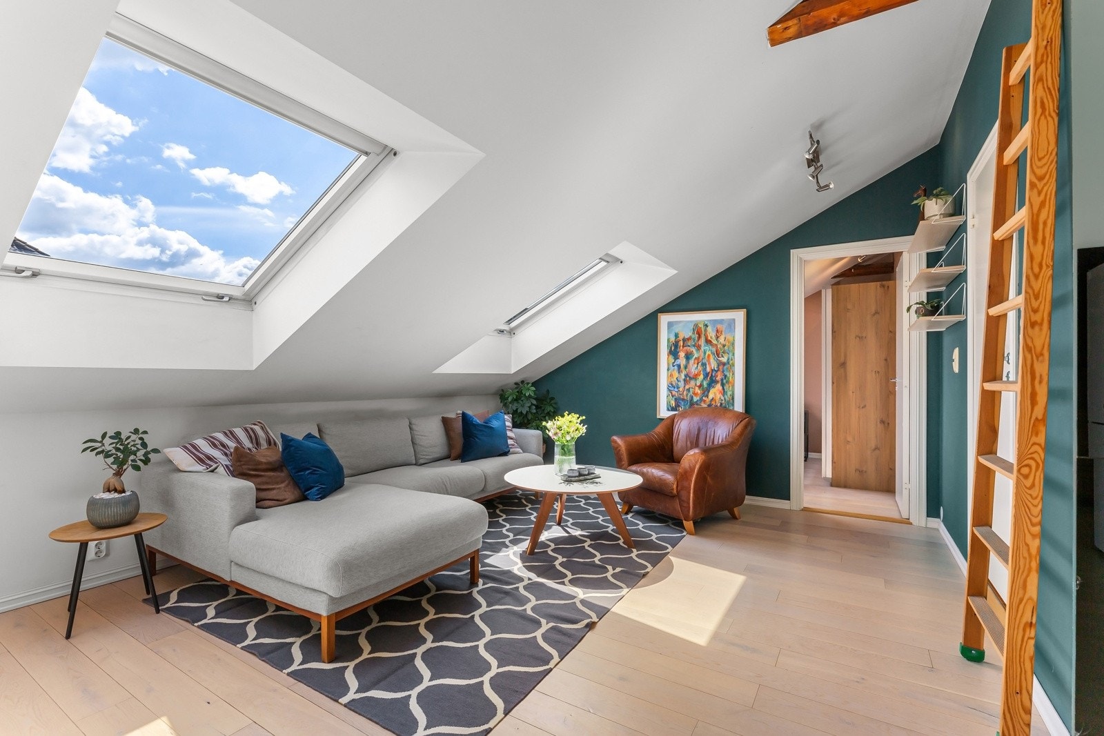 Store loftsvinduer som slipper inn godt med dagslys Galleribilde