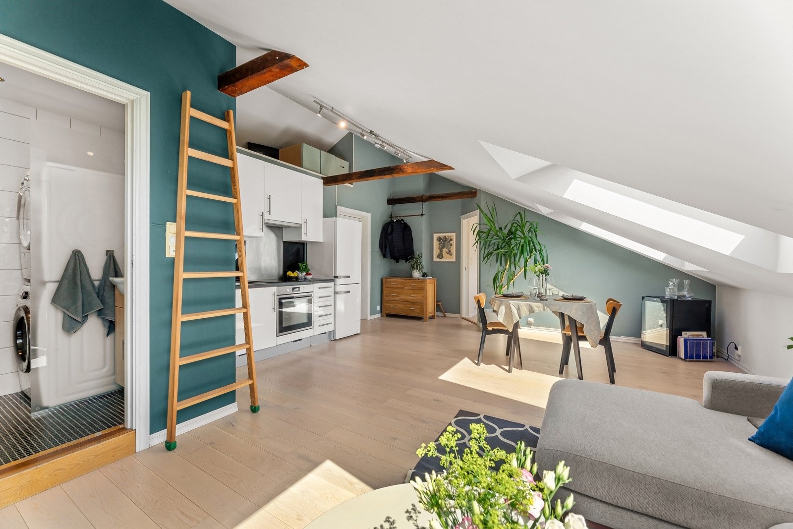 Stue og kjøkken i åpen løsning med plass til både sofagruppe og spisebord Galleribilde