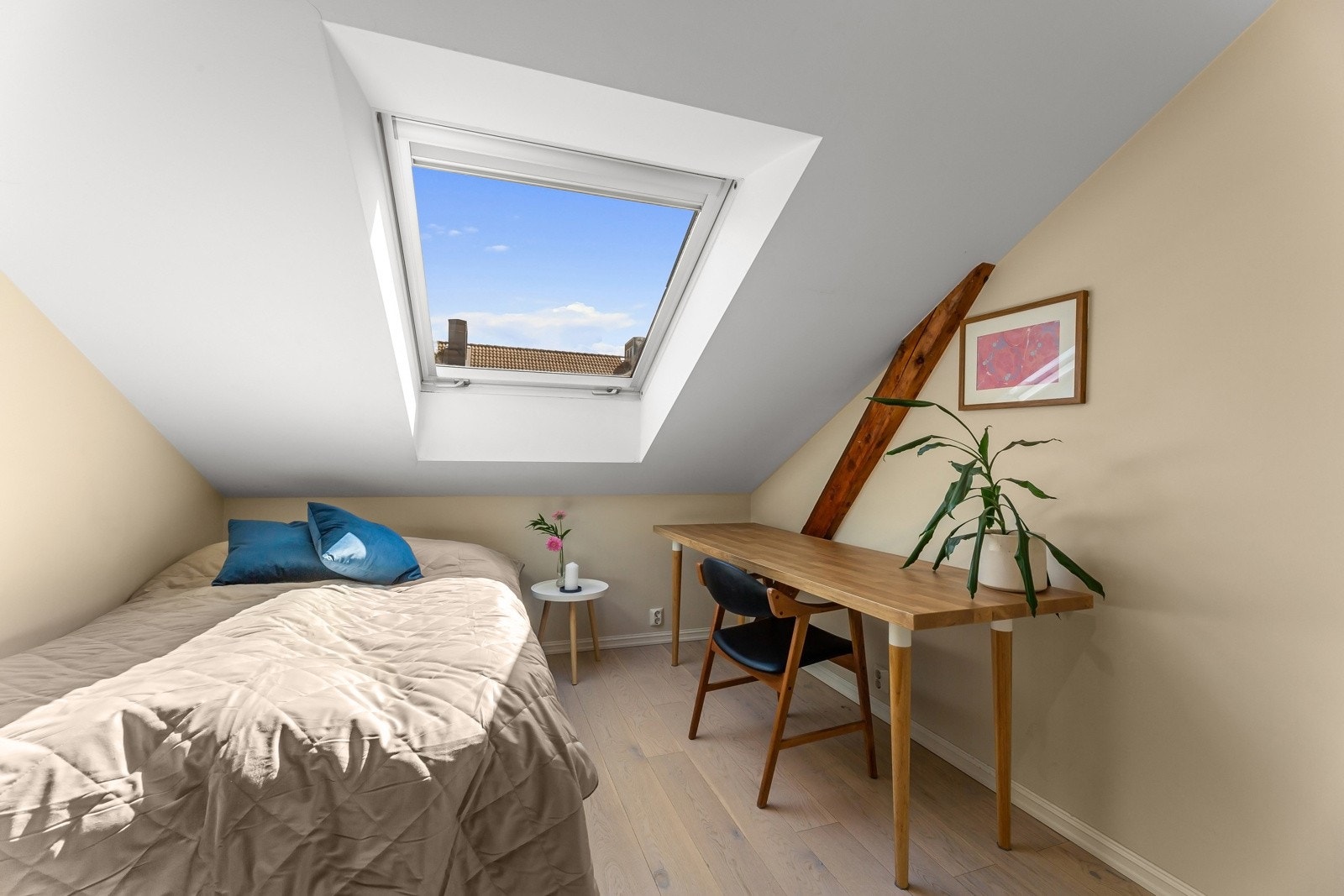 Soverommet har plass til bred seng, skrivebord og annet ønsket møblement Galleribilde