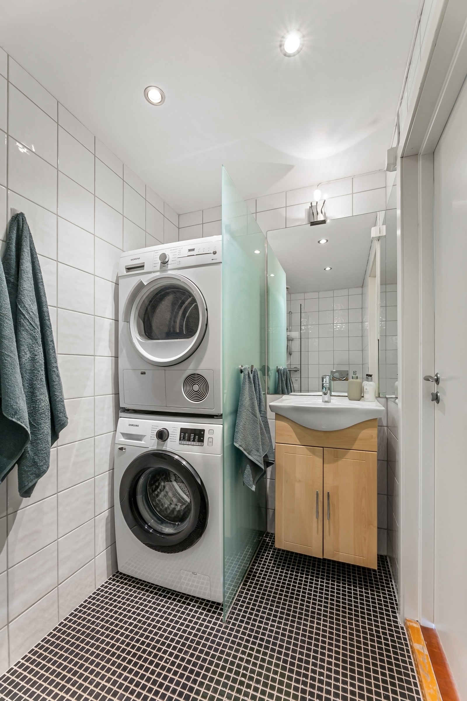 Praktisk utstyrt med bl.a. opplegg for vaskemaskin/tørketrommel, downlights i tak og vegghengt wc Galleribilde