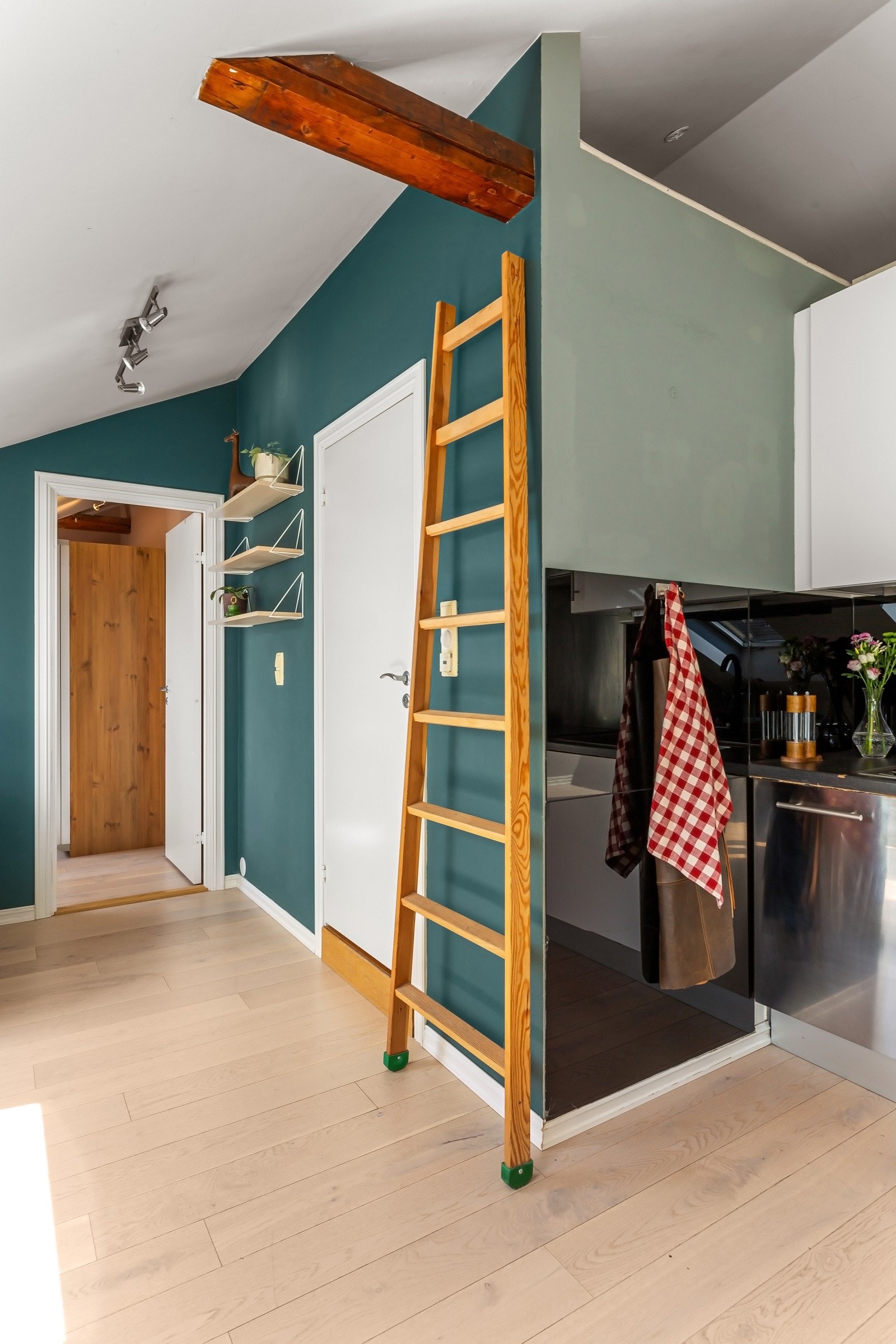 Moderne overflater med parkett på gulv og glatte veggoverflater i stilfulle farger Galleribilde