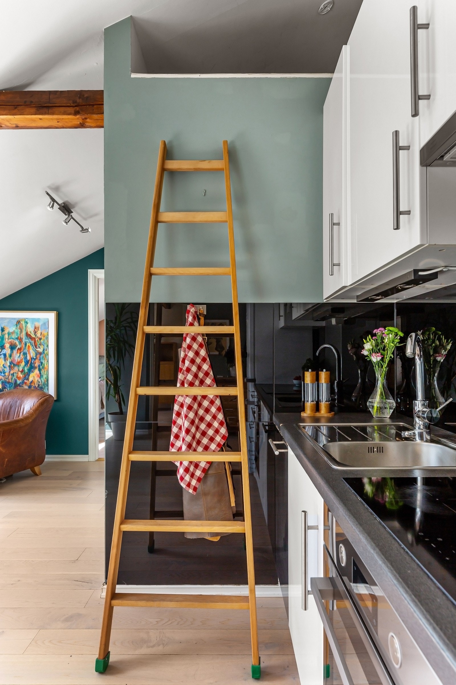 Over kjøkkenet er det stor og praktisk lagringshems Galleribilde