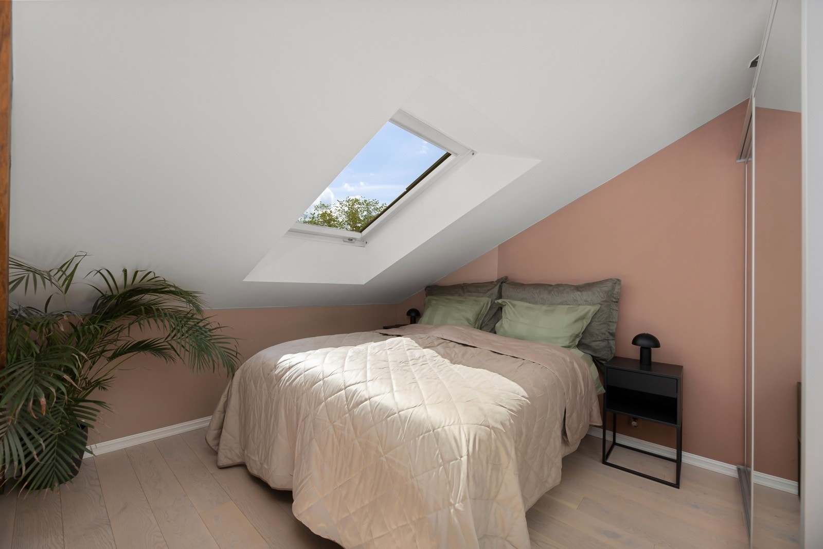 Soverom 2 med dobbeltseng og garderobeskap Galleribilde