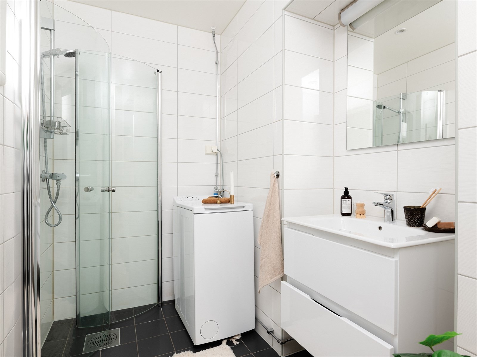 Det arealsmarte badet har tidløse fliser. Her har du også varmekabler i gulv, som holder føttene varme. Galleribilde