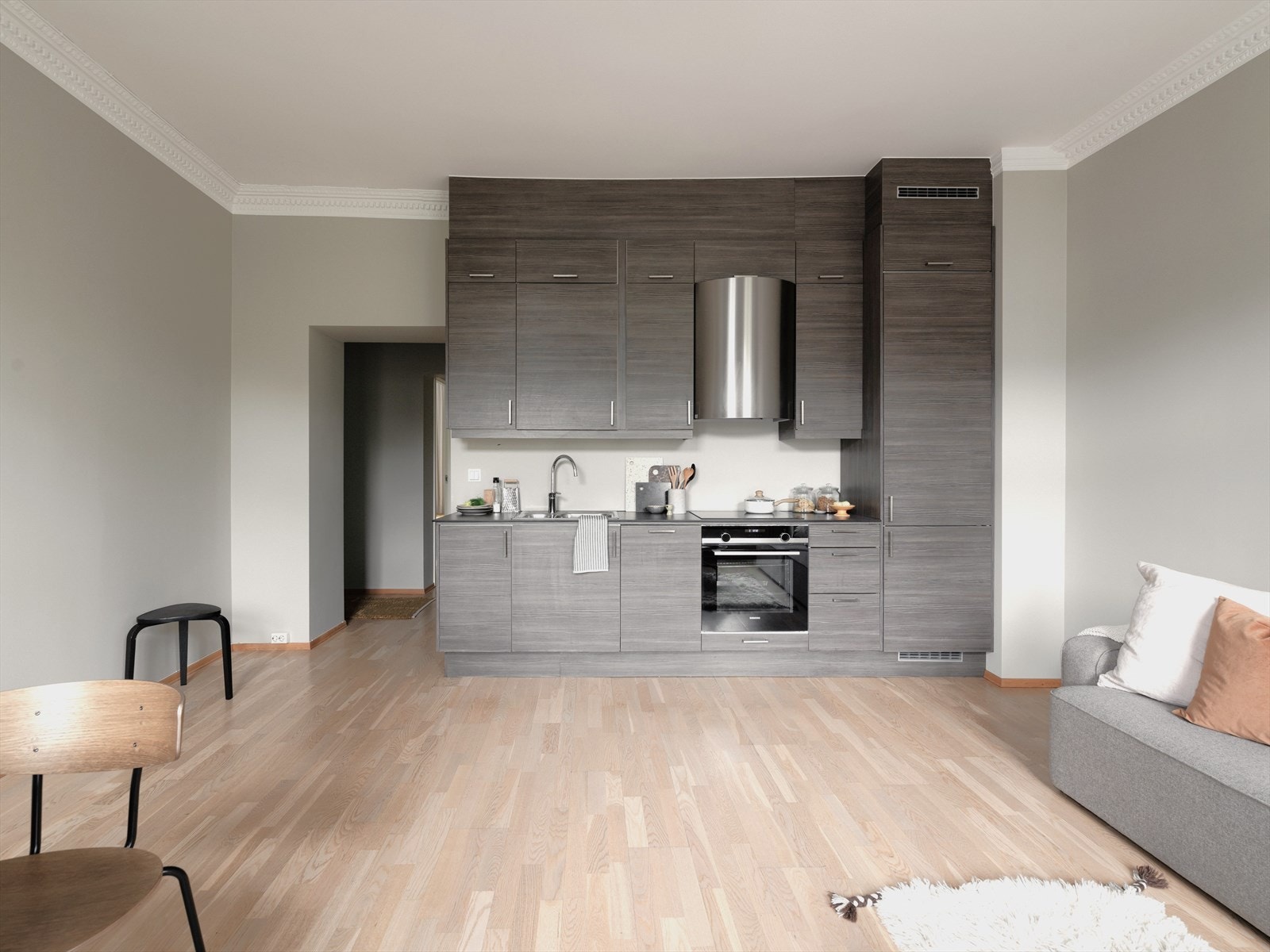 Det mørke, elegante kjøkkenet gir rikelig med oppbevaringsplass. Galleribilde