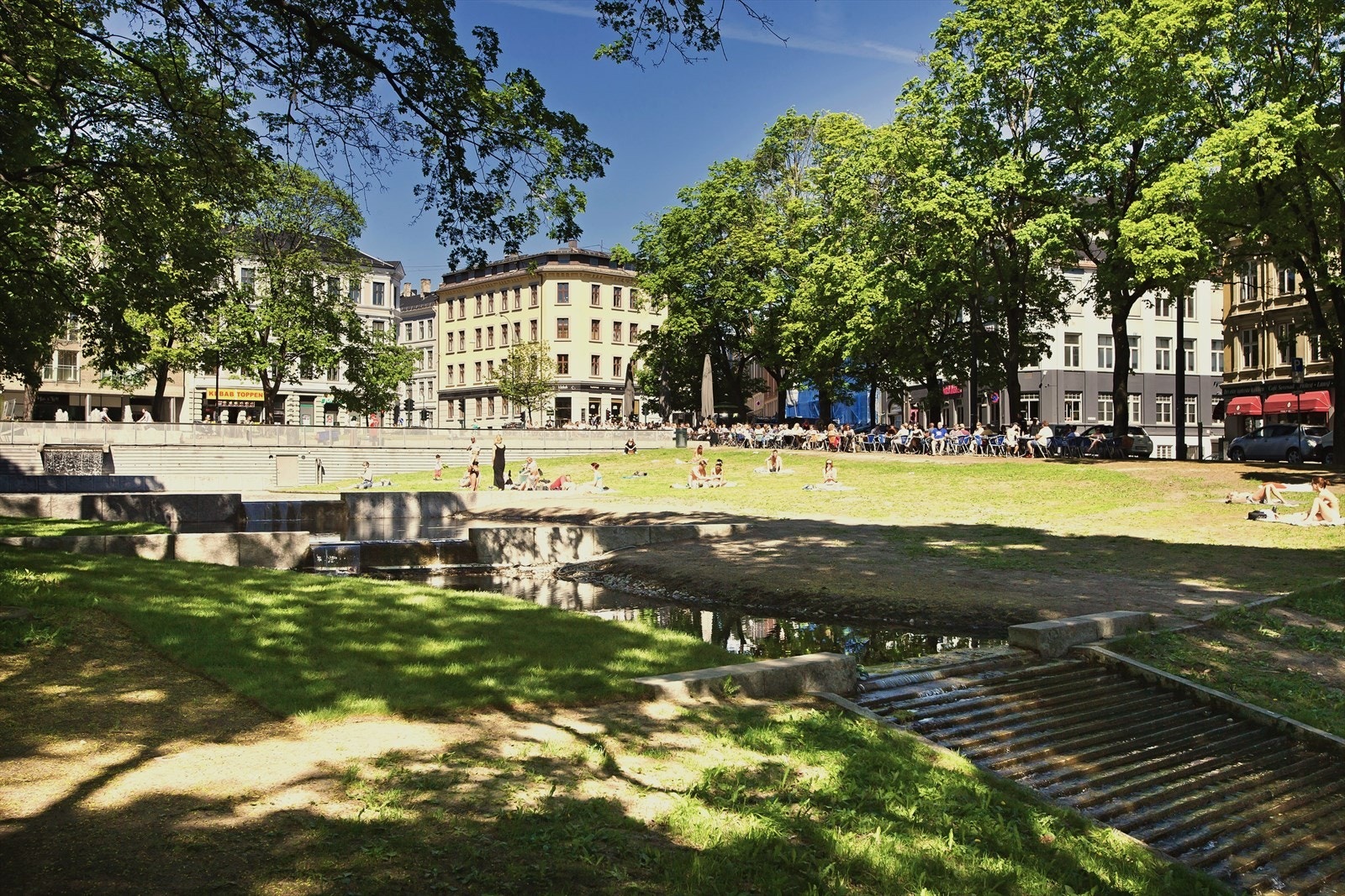 Alexander Kiellands plass er et pulserende knutepunkt mellom St.Hanshaugen, Sagene, Ila og Grünerløkka - alle svært attraktive områder. Området har gjennomgått en omfattende oppgradering som har ført til en svært positiv utvikling for nærområdet. Galleribilde