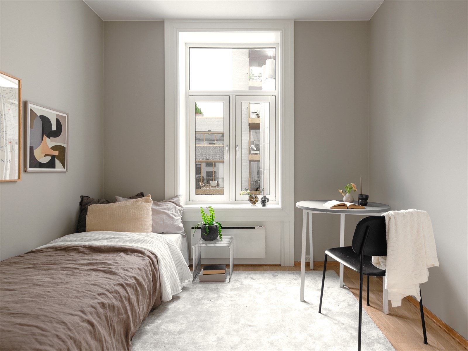 Soverom II er lyst og luftig. Det store vinduet gir rikelig med naturlig lysinnslipp. Galleribilde