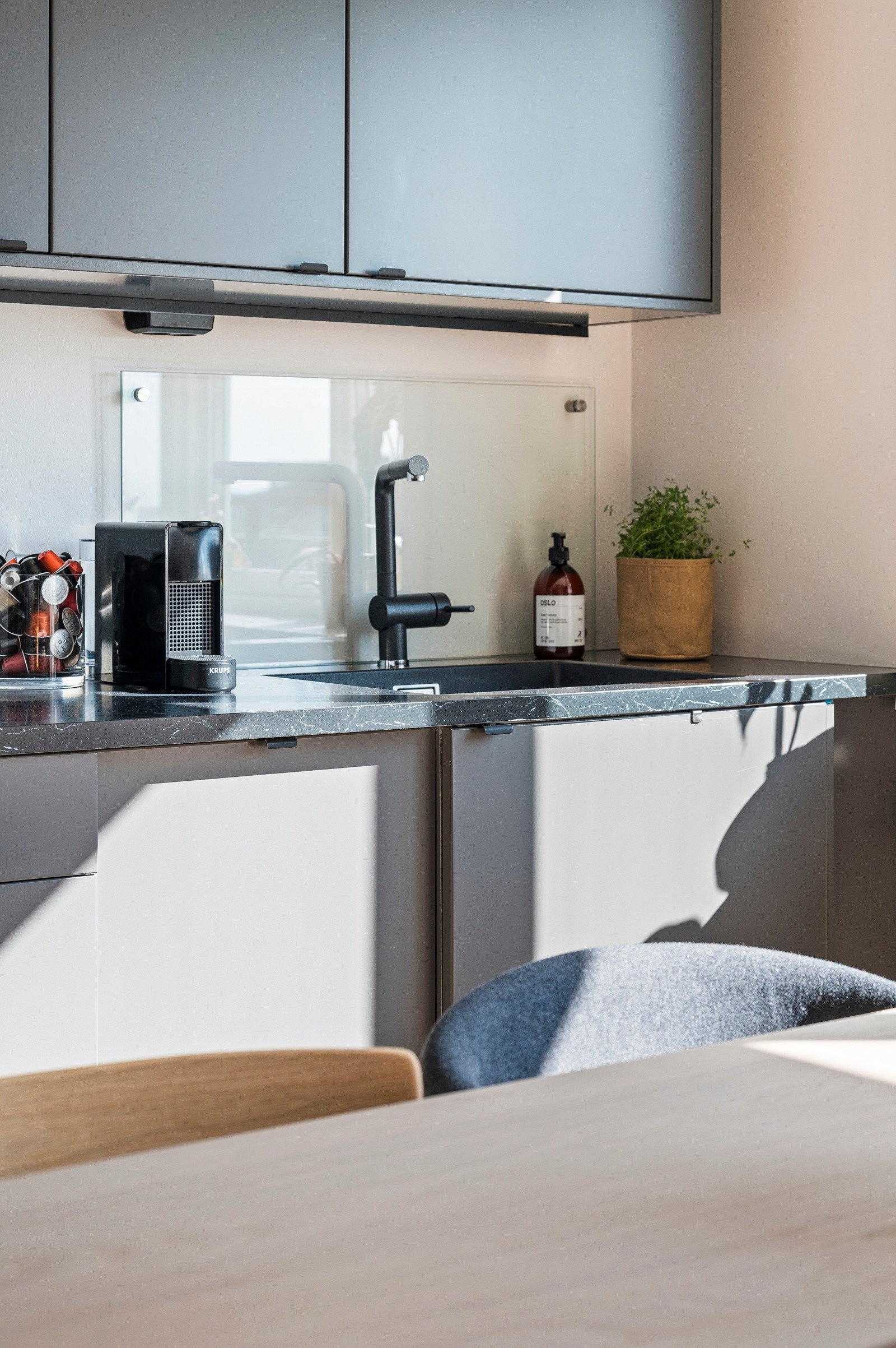 Integrert induksjonsplatetopp, stekeovn i arbeidsvennlig høyde, oppvaskmaskin og kjøl/frys. Galleribilde