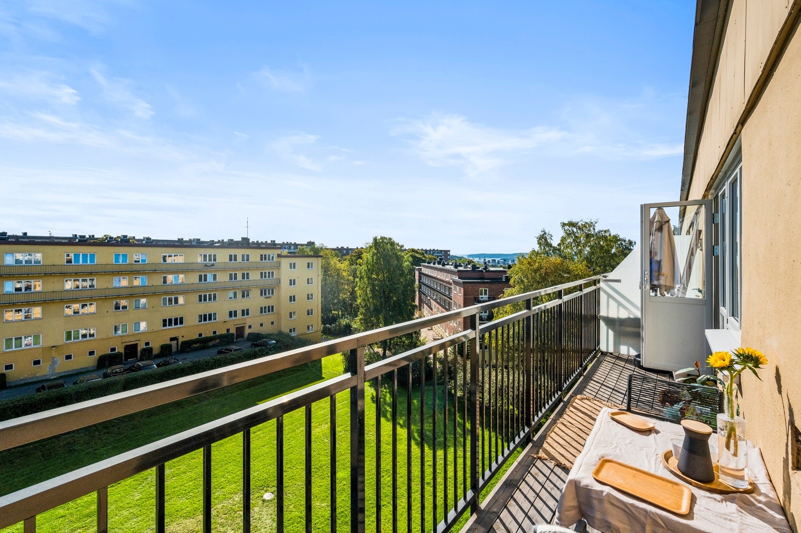 Høyt og fritt beliggende i byggets øverste etasje. Galleribilde