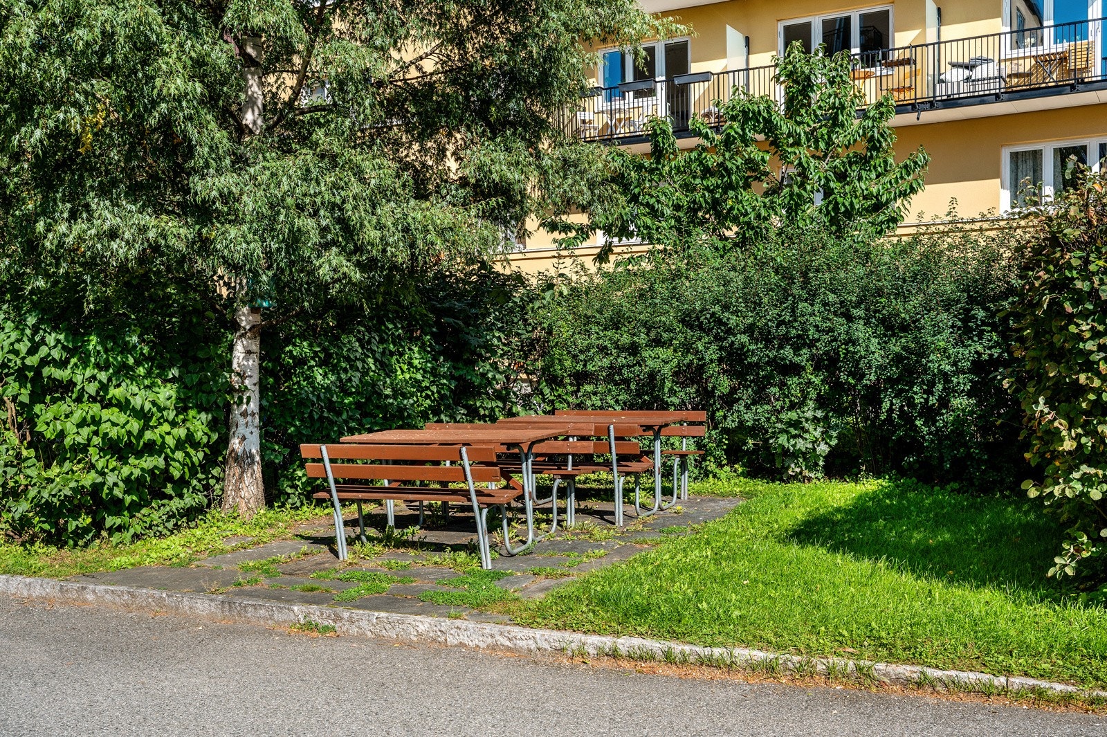 Borettslaget har flere sittegrupper og asfalterte adkomstveier. Galleribilde