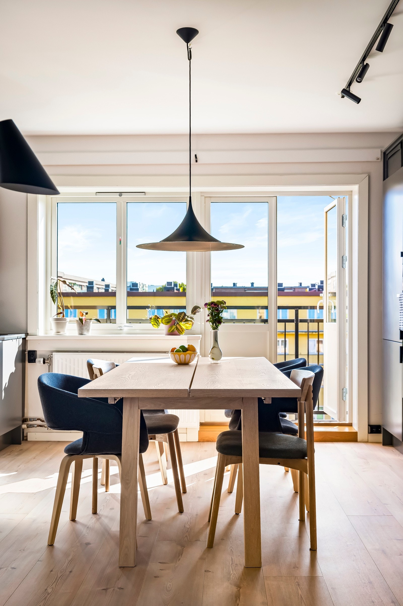 Plass til stor spisegruppe hvor venner og familie kan samles til hyggelige lag. Galleribilde