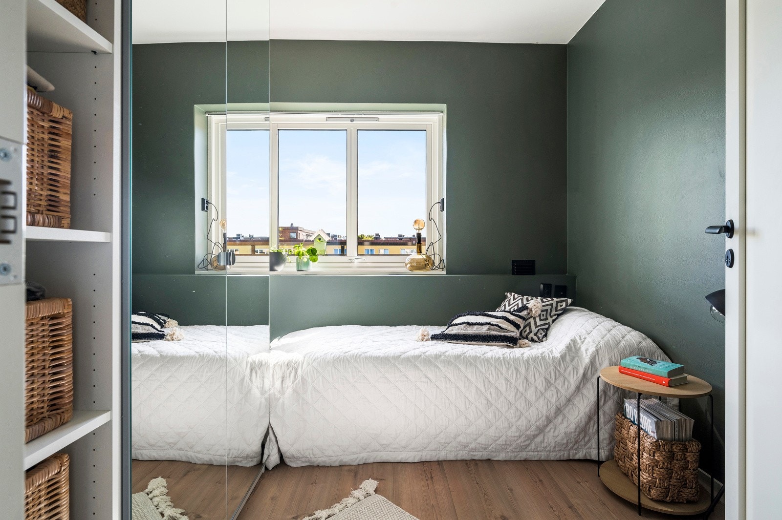 Plass til oppbevaring i garderobeskap. Galleribilde