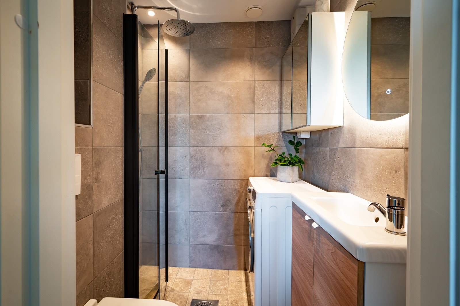 Delikat bad med opplegg for vaskmaskin, smal eller toppmatet. Det er fellesvaskeri i samme oppgang. Galleribilde