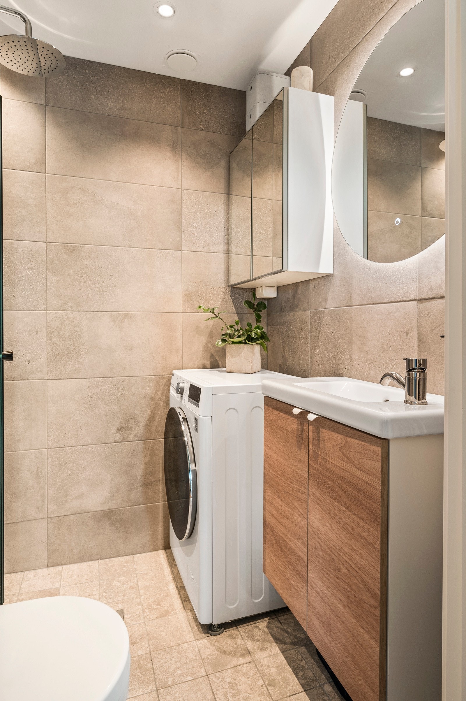 Stilren dusjgarnityr med regnfallsdusj og hånddusj. Galleribilde