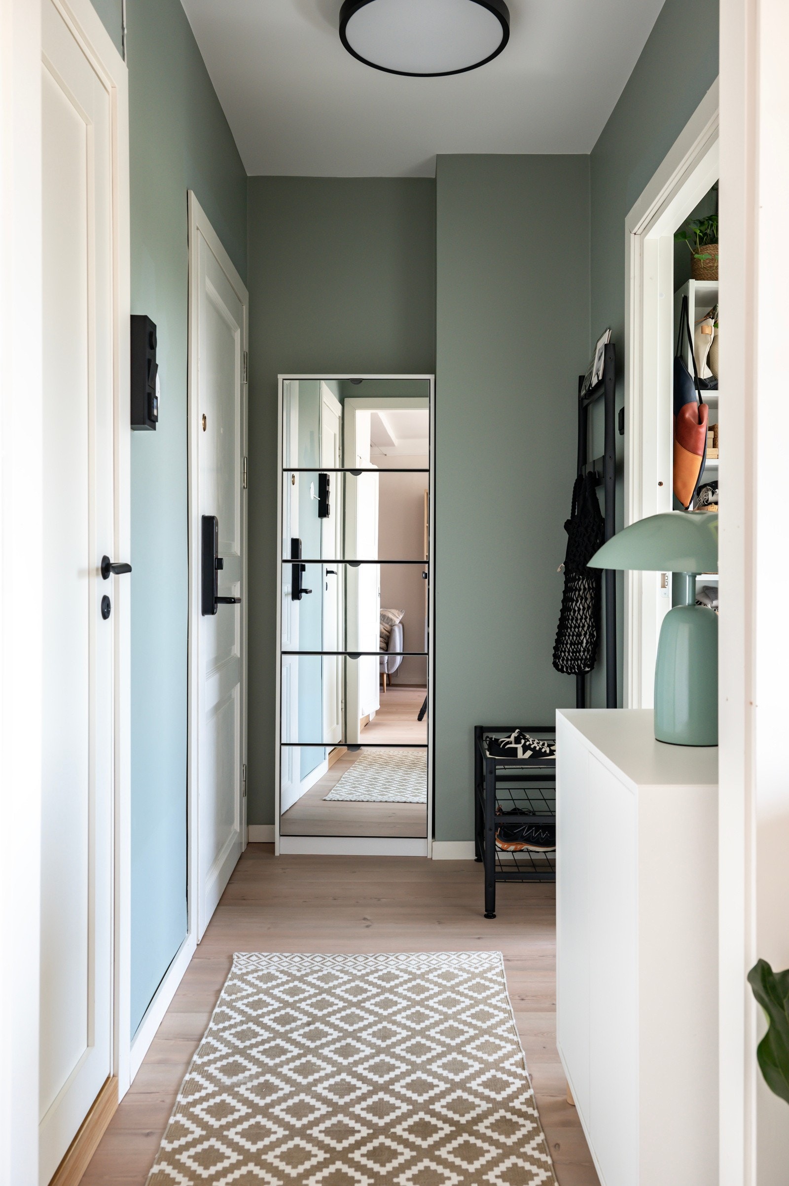 Boligen har en hyggelig entré med plass til oppheng av yttertøy. Galleribilde