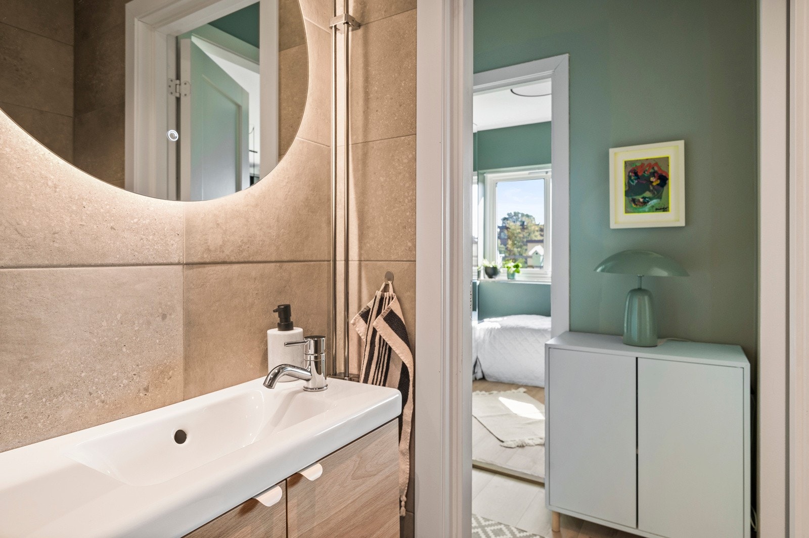 Vegghengt toalett med skjult sisterne. Galleribilde