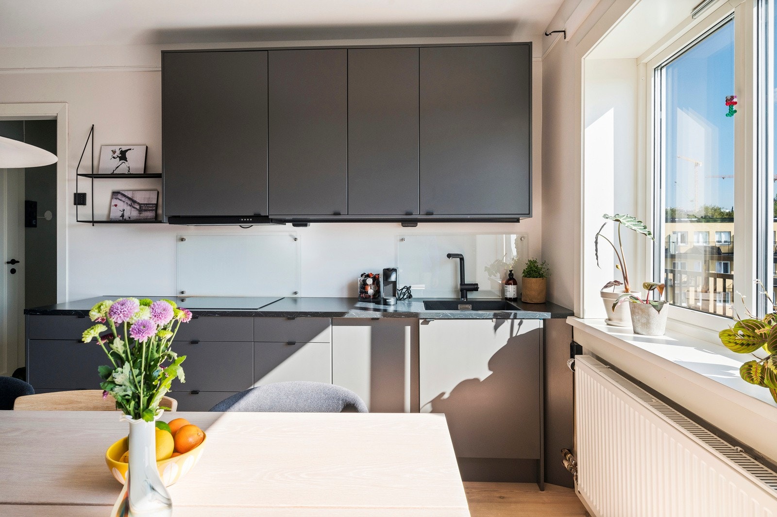 Lekkert og tidsriktig kjøkken med slette fronter og laminat benkeplate. Galleribilde