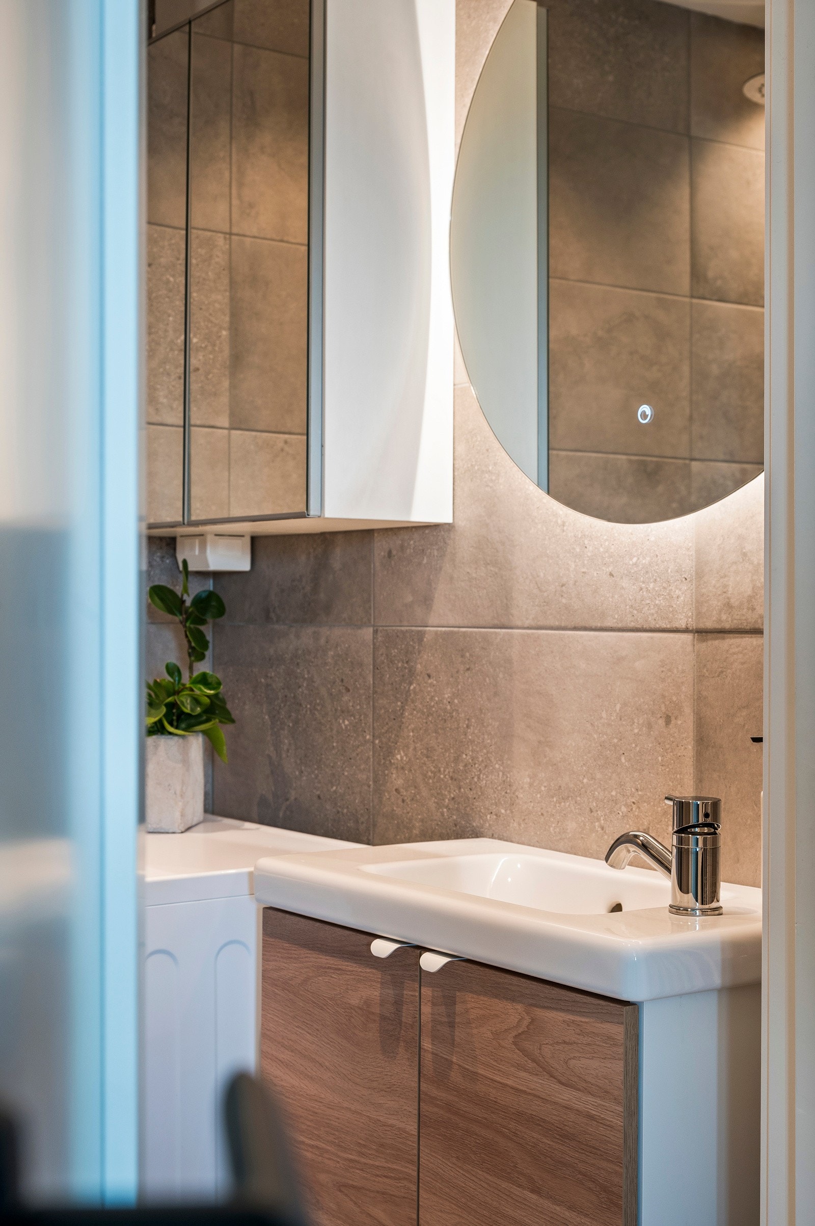 Bad pusset opp i regi av borettslaget i 2005, nye fliser (flis på flis) og montering av vegghengt toalett med sisterne i 2021 (Arbeid utført av håndtverkere). Speil med integrert belysning. Galleribilde