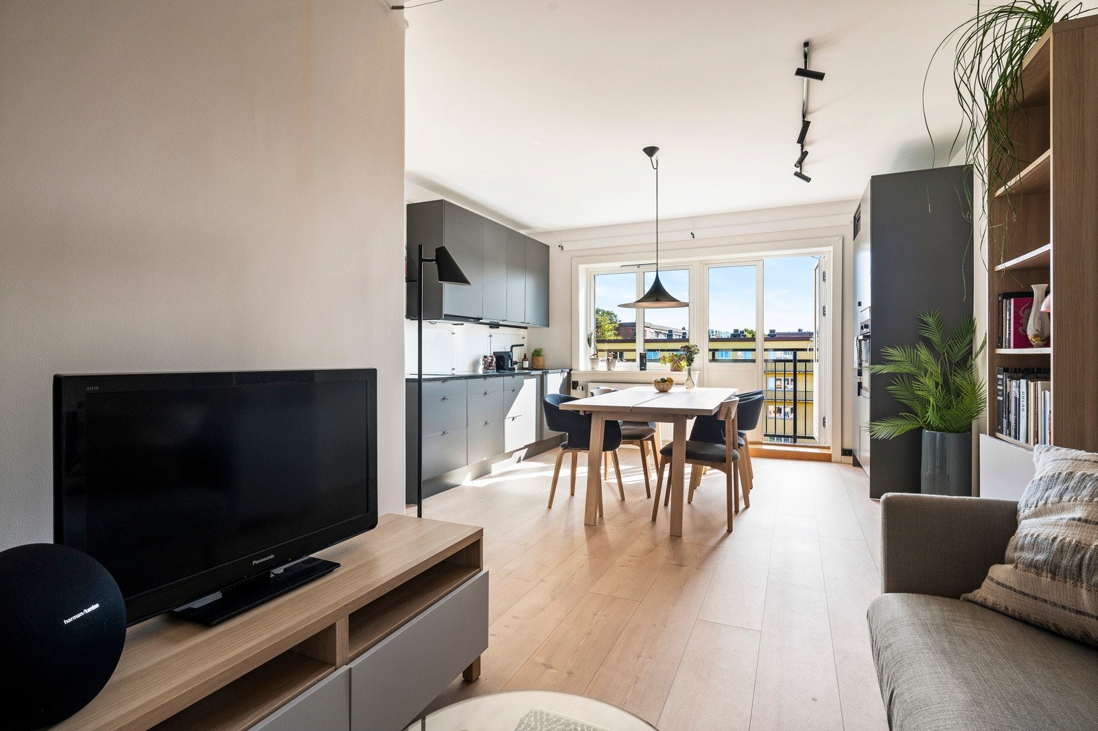 Lekker énstavsgulv fra 2021 i hele leiligheten. Galleribilde