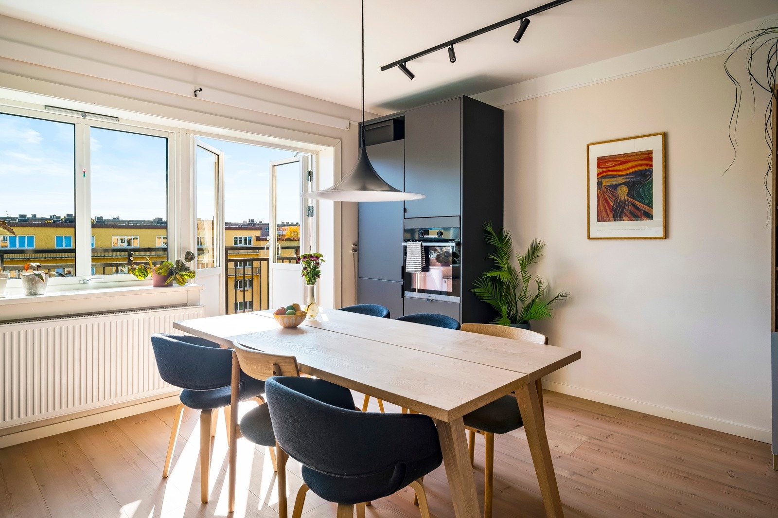 Store vindusflater slipper godt med naturlig lys inn i boligen. Galleribilde