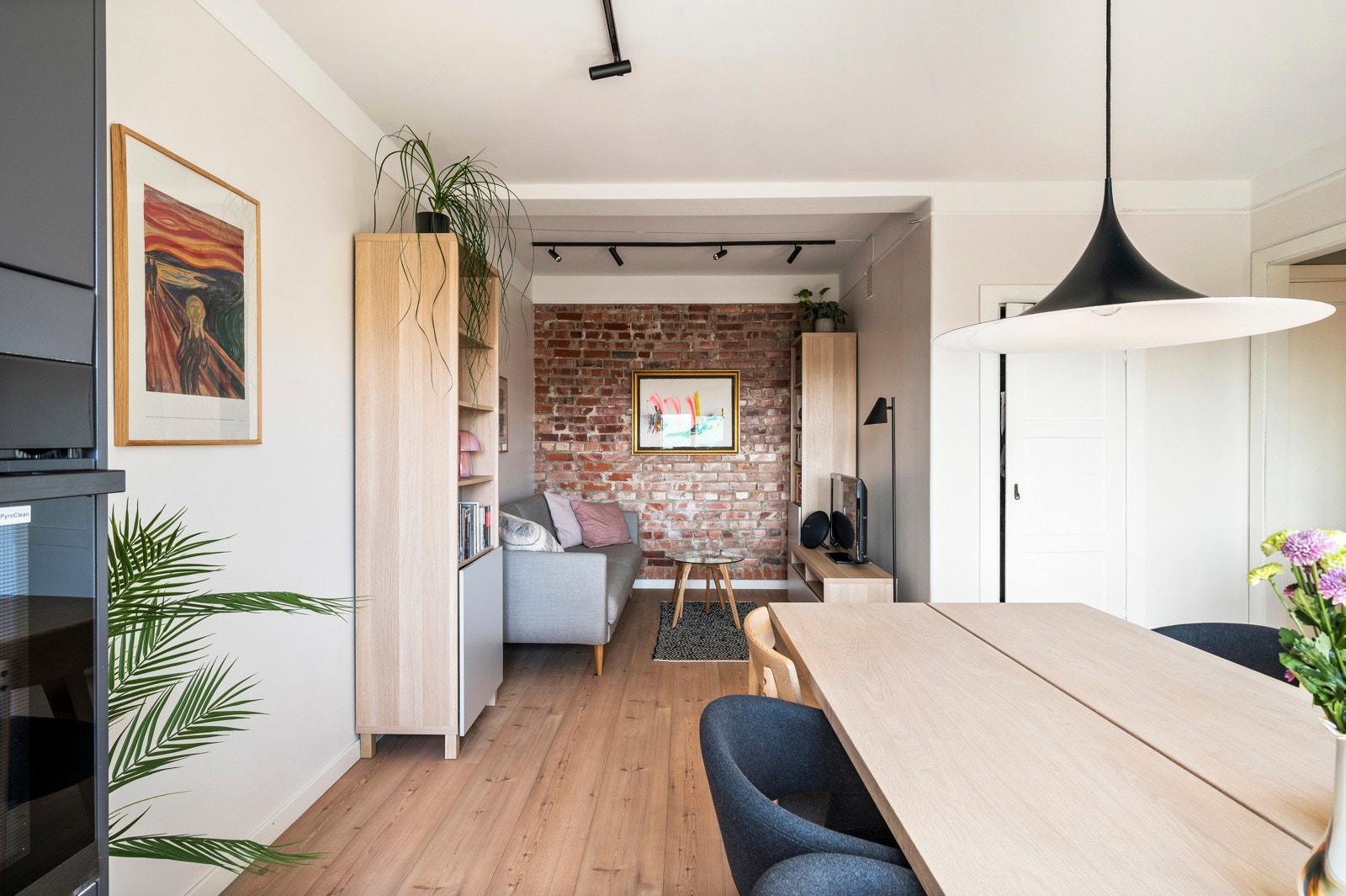 Moderne åpen stue- og kjøkkenløsning med god soneinndeling. Galleribilde