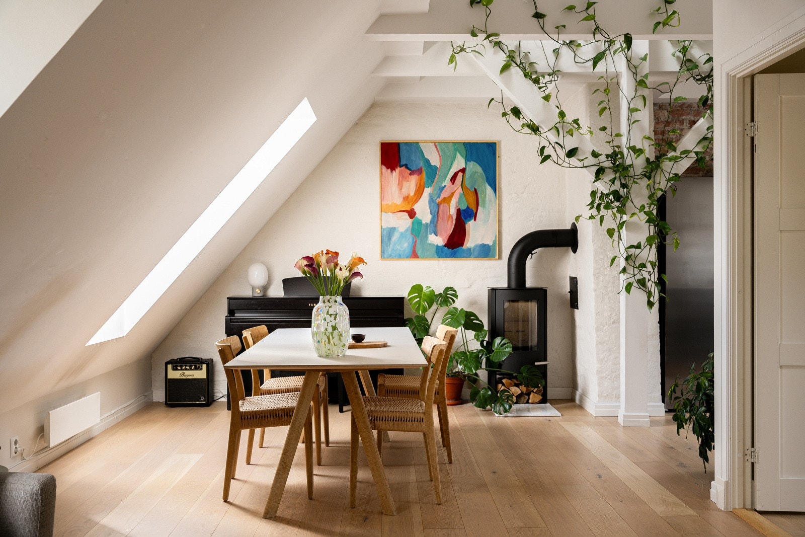 Overflatene er malt i et lyst fargevalg som sammen med den lekre eikeparketten gir et luftig og tidløst uttrykk. Galleribilde