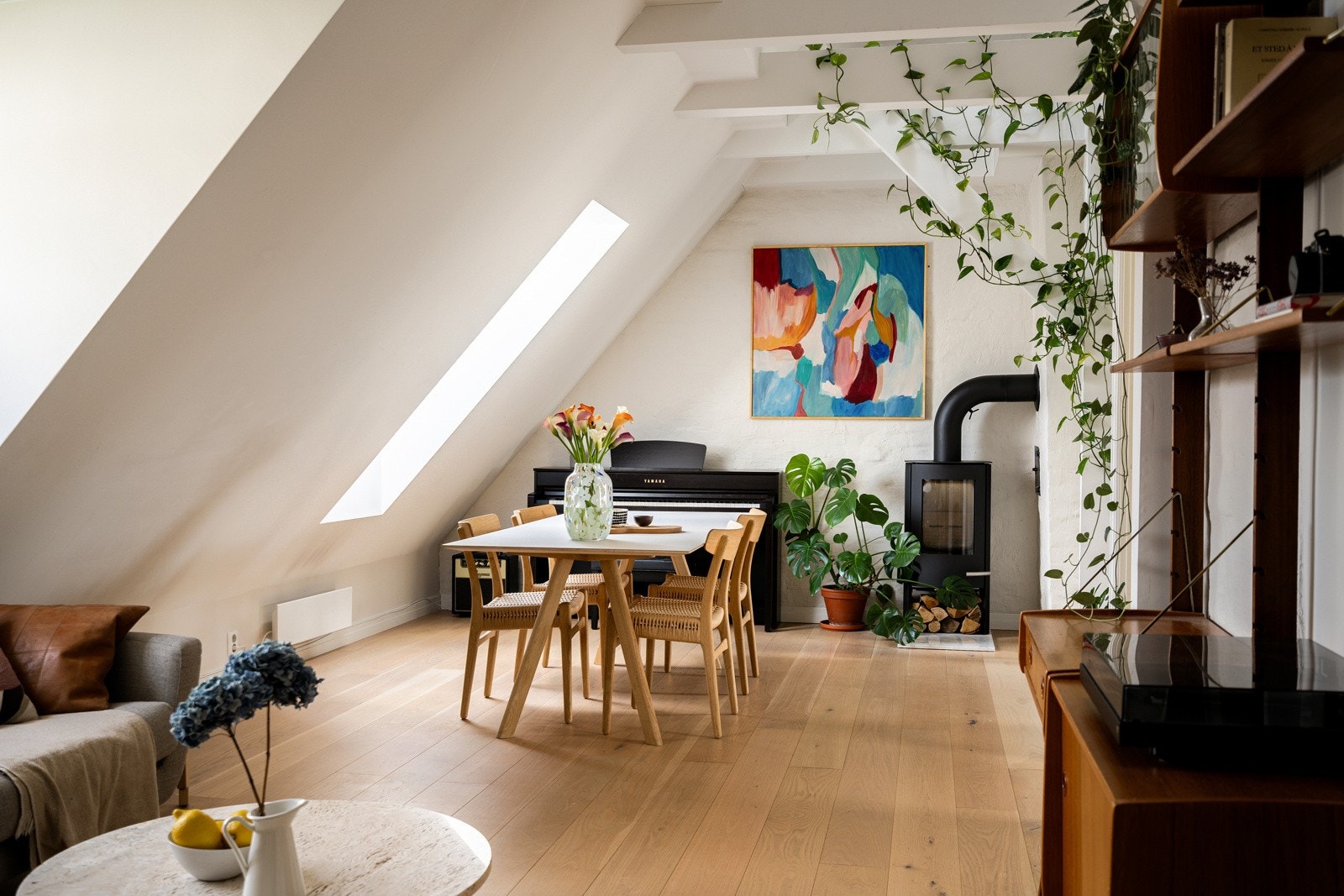 Takhøyden på helt opptil 4,68m og takvinduer i to høyder som slipper dagslyset dypt inn i boligen gir en unik stemning som må oppleves. Galleribilde
