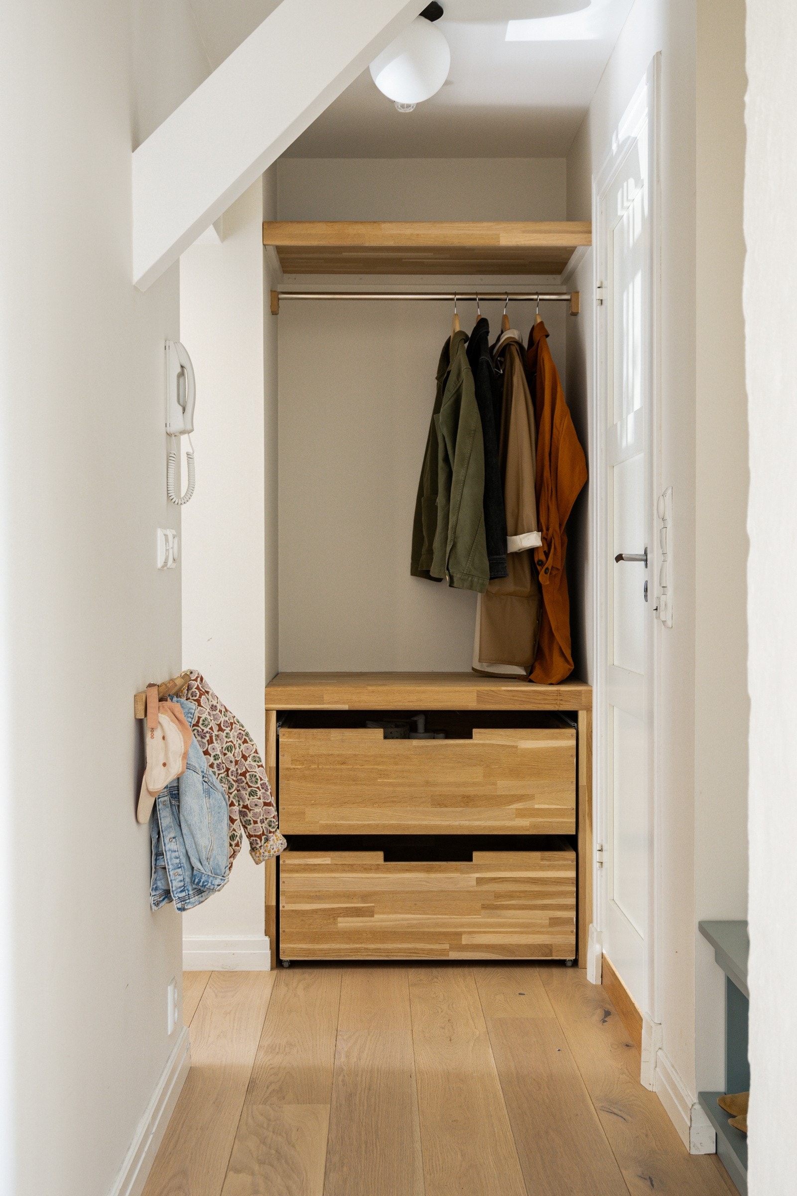Her er det fin plass til å sette fra seg skoene og henge fra seg yttertøy i plassbygget garderobe av eik og praktisk spesialbygget benk i speilnisjen. Galleribilde
