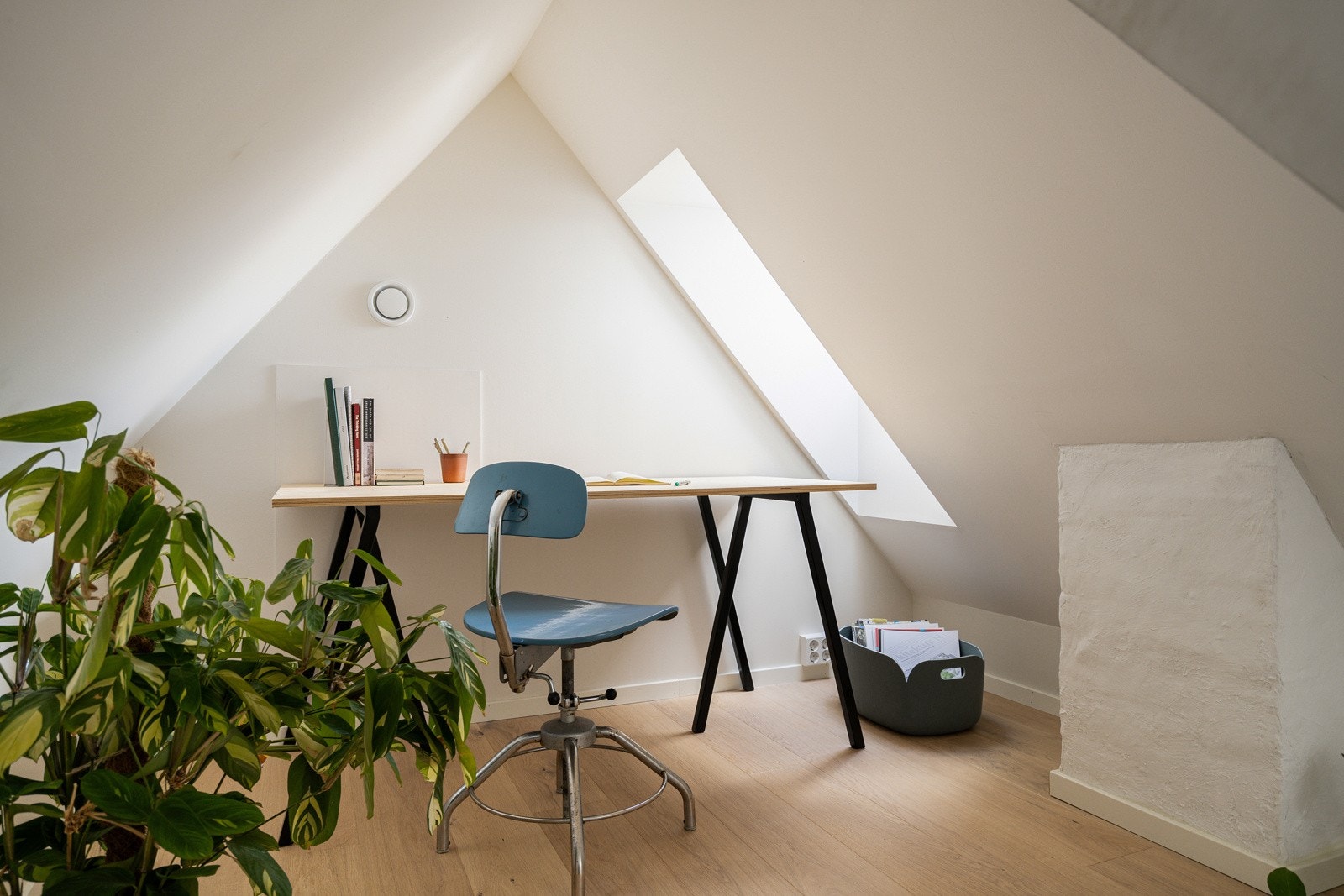 Her har du plass til å sette deg på hjemmekontor eller trekke deg tilbake til en lesekrok. Det er også tilgang til teknisk bod med oppbevaringsplass fra hemsen. Galleribilde