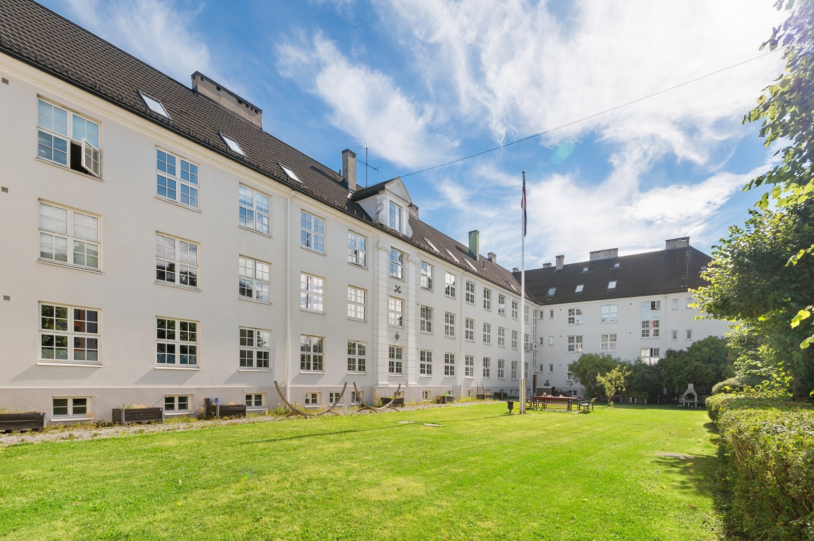 Det er pene fellesarealer og parkmessige uteområder. Galleribilde