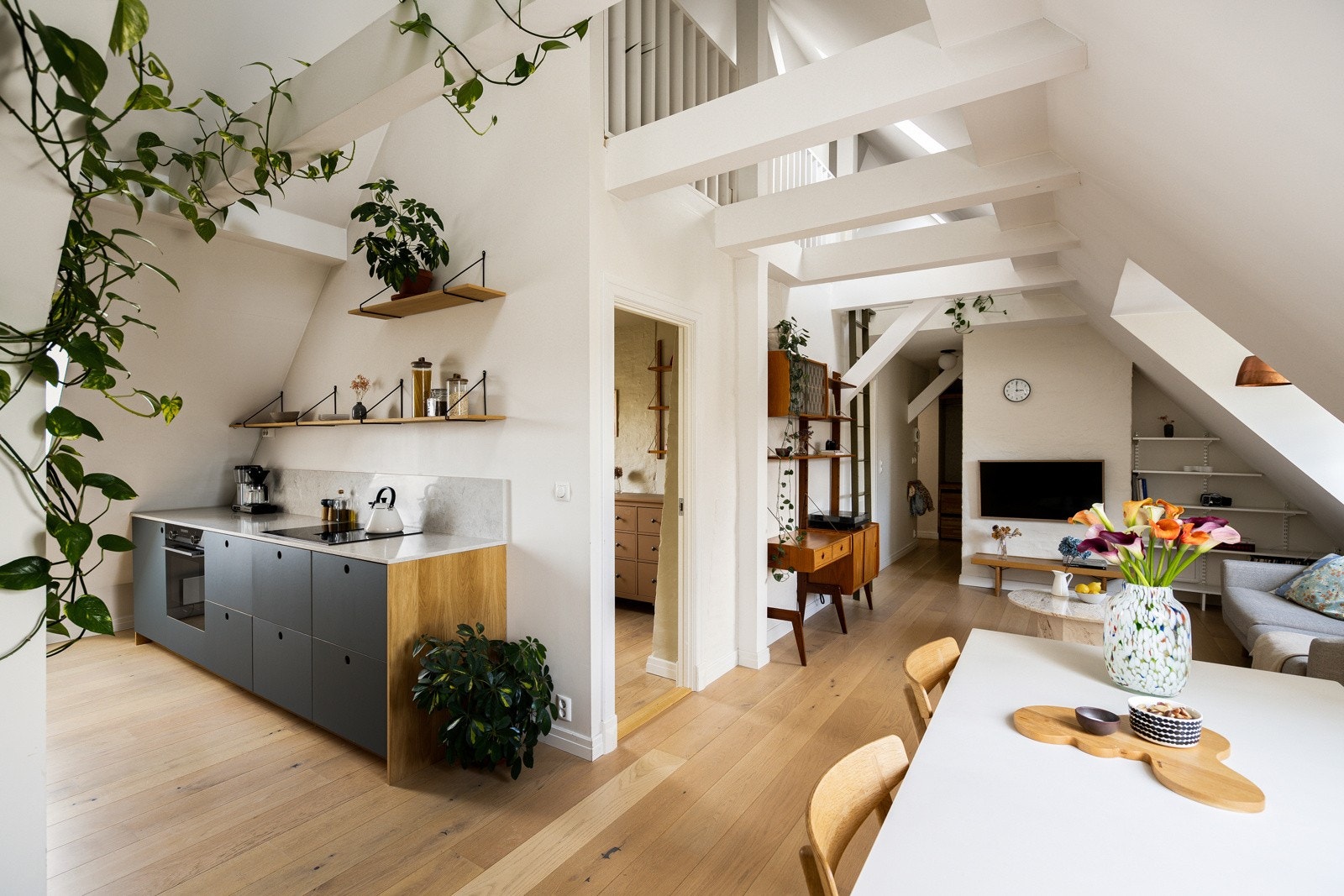Leilighetens smarte og gjennomgående planløsning, den bratte takvinkelen og hemsen gir en samlet opplevelse av en romslig, lys og innholdsrik bolig. Galleribilde