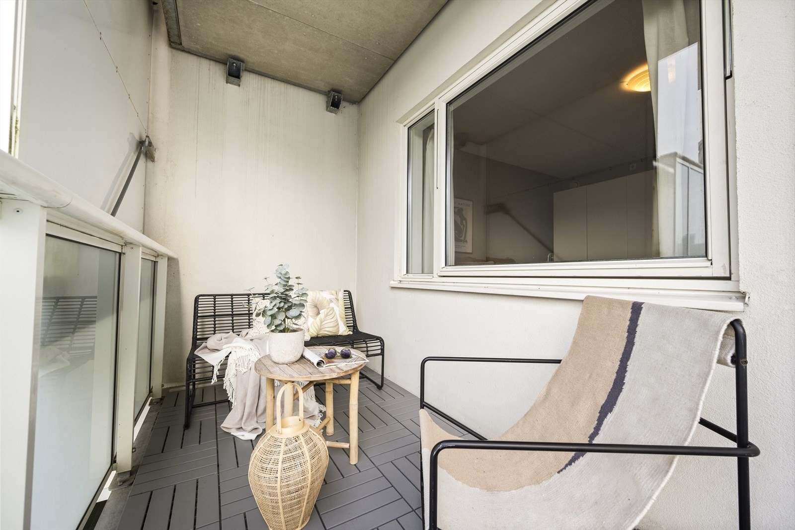 På balkongen er det plass til utemøblement, grill og beplanting Galleribilde