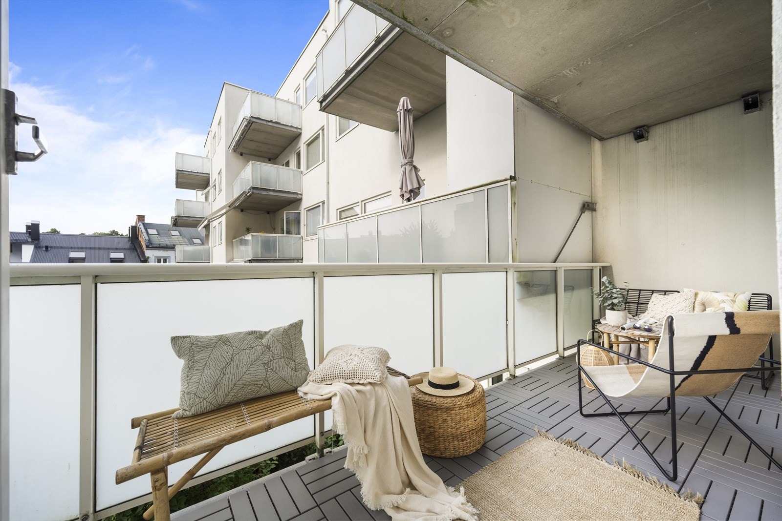 Fra stuen er det utgang til en nordvestvendt, overbygd balkong på ca. 8 kvm. Galleribilde