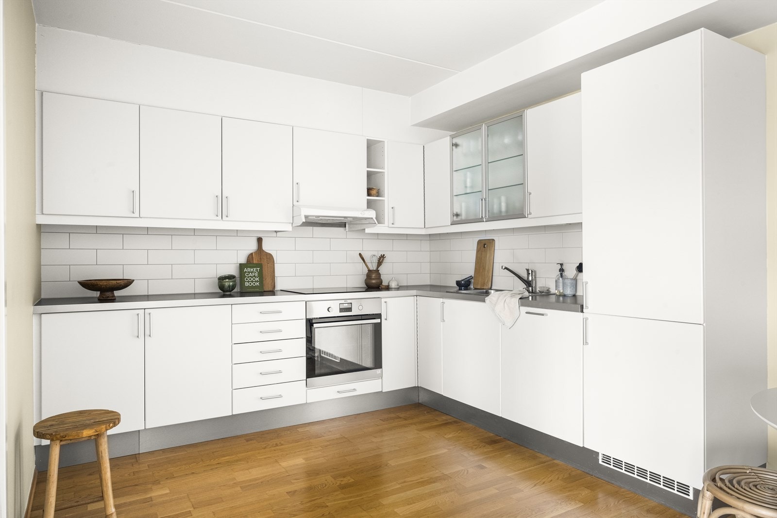 Integrerte hvitevarer med ovn/platetopp (2021), oppvaskmaskin (2022) og kjøl/fryseskap. Selger har satt inn ny oppvaskmaskin og ovn/platetopp Galleribilde