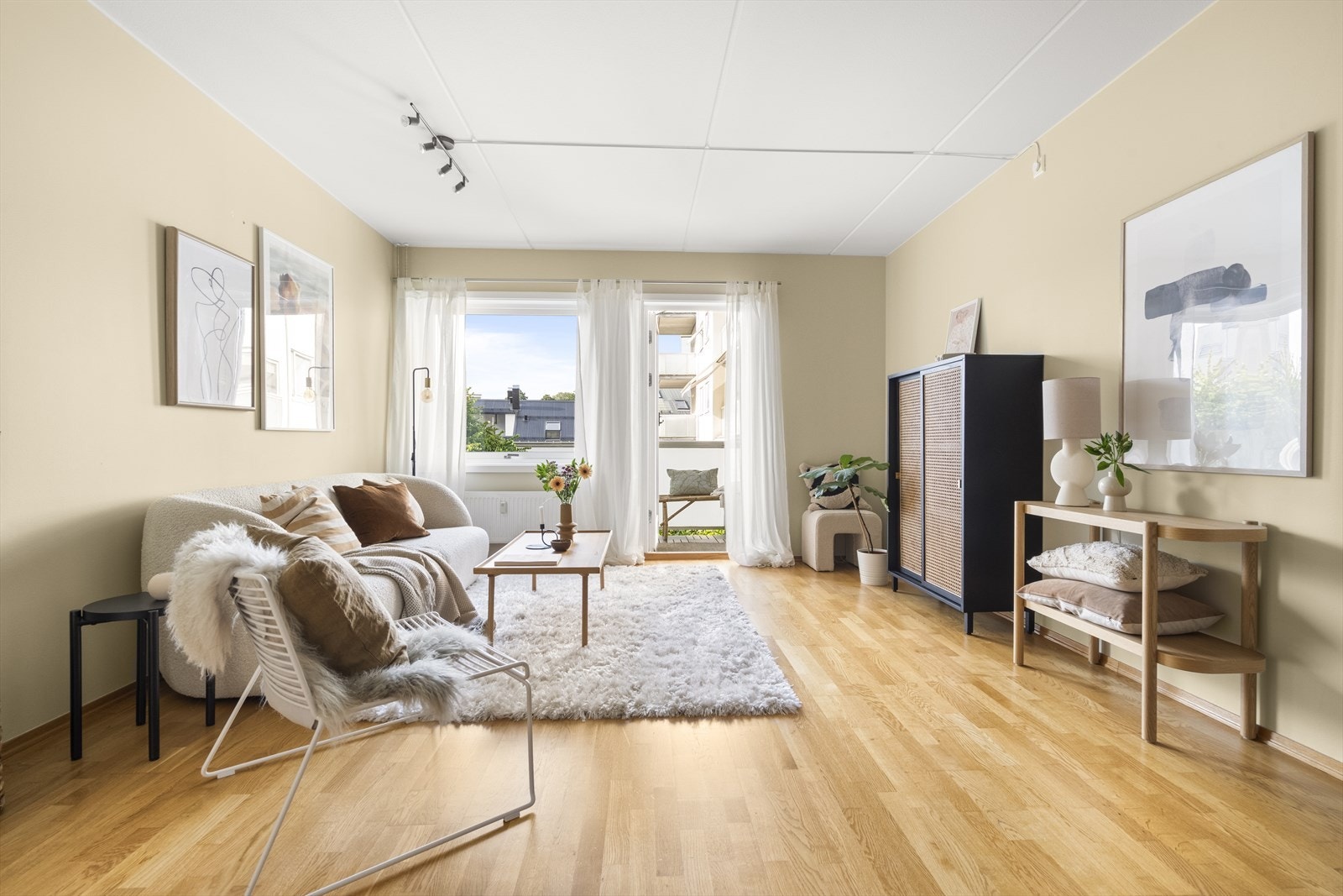 Leiligheten har en romslig stue med naturlige soner Galleribilde