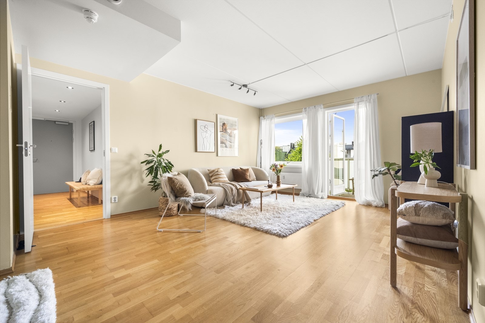 Leiligheten ligger i 2. etasje, og inneholder entré, bad, soverom, kjøkken og stue. Galleribilde